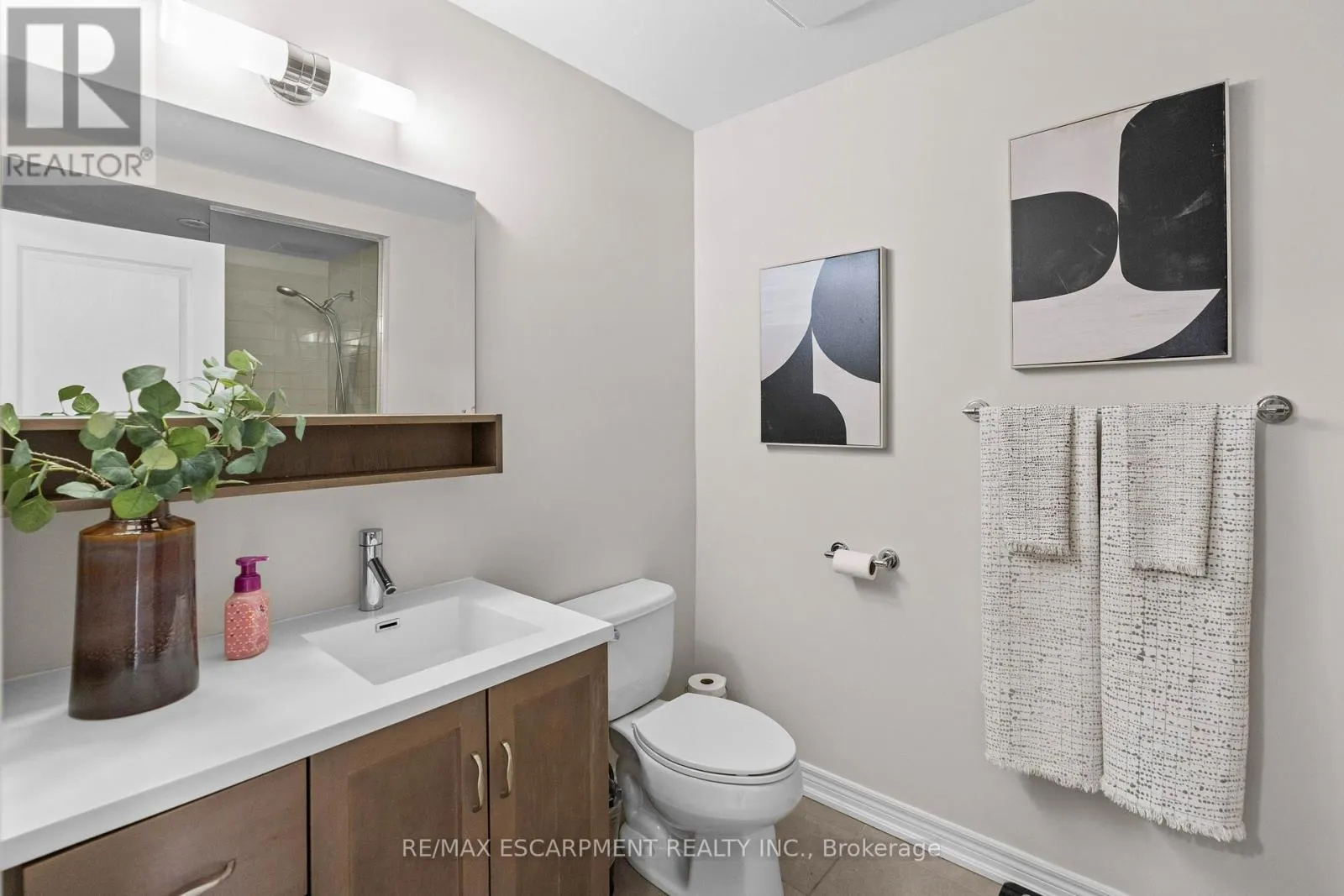 53 - 215 DUNDAS STREET E
