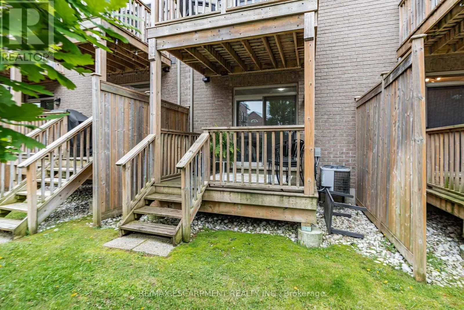 53 - 215 DUNDAS STREET E
