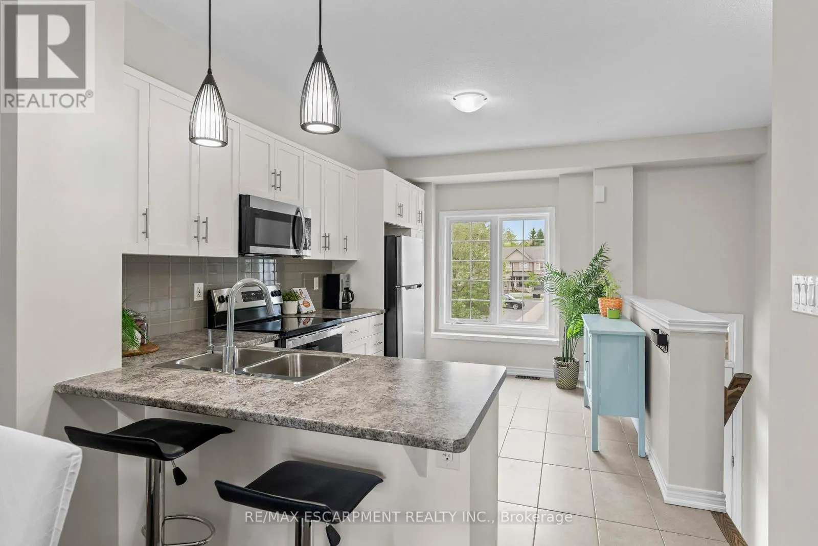 53 - 215 DUNDAS STREET E