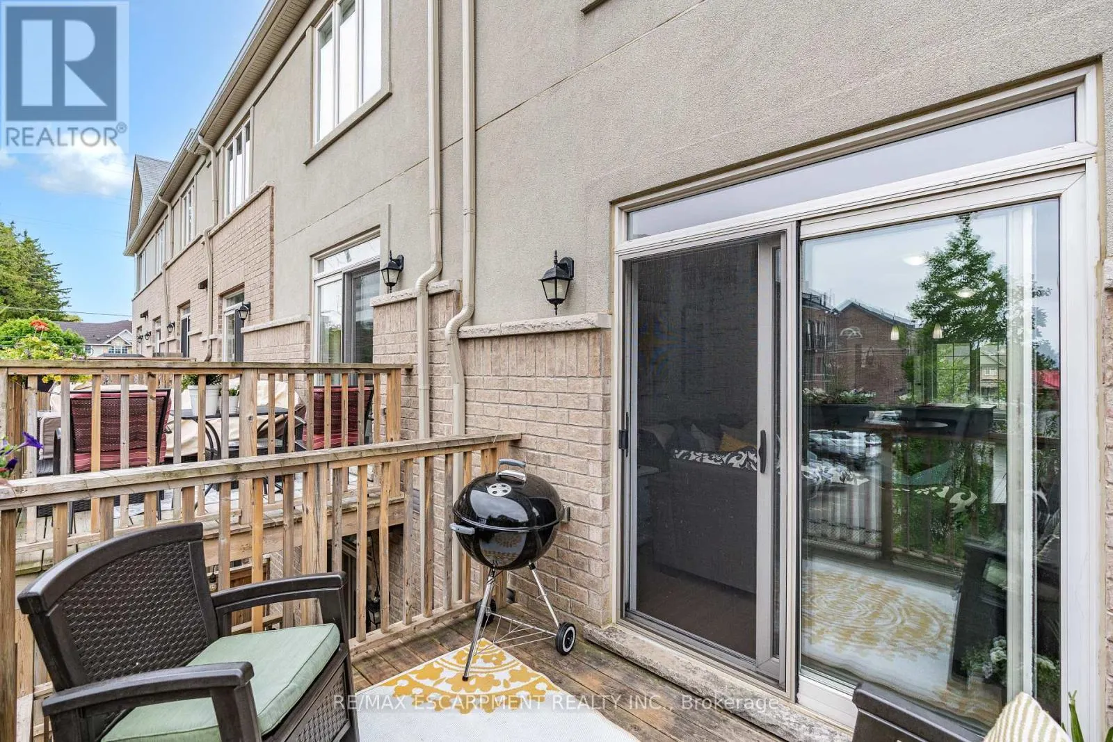53 - 215 DUNDAS STREET E