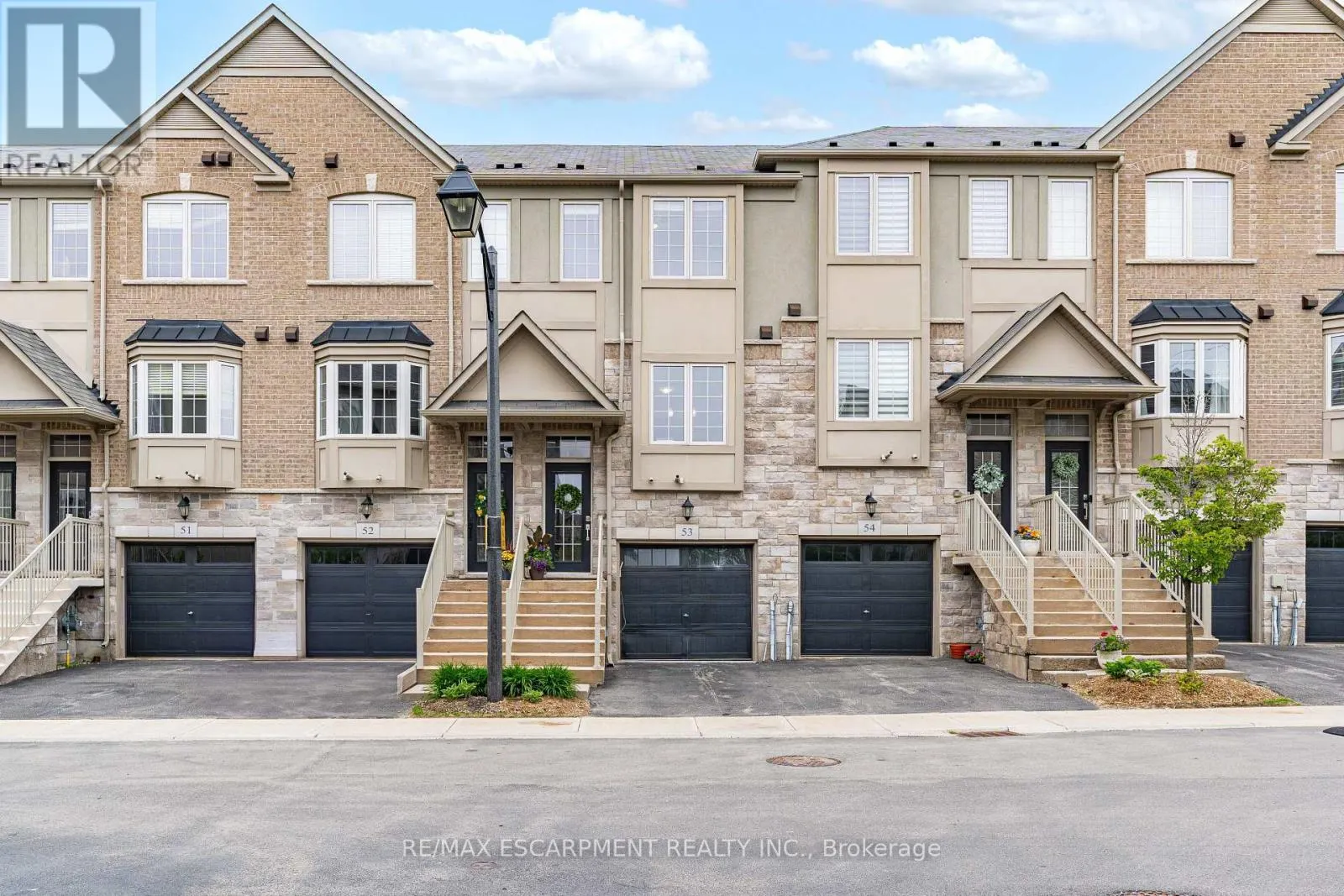 53 - 215 DUNDAS STREET E