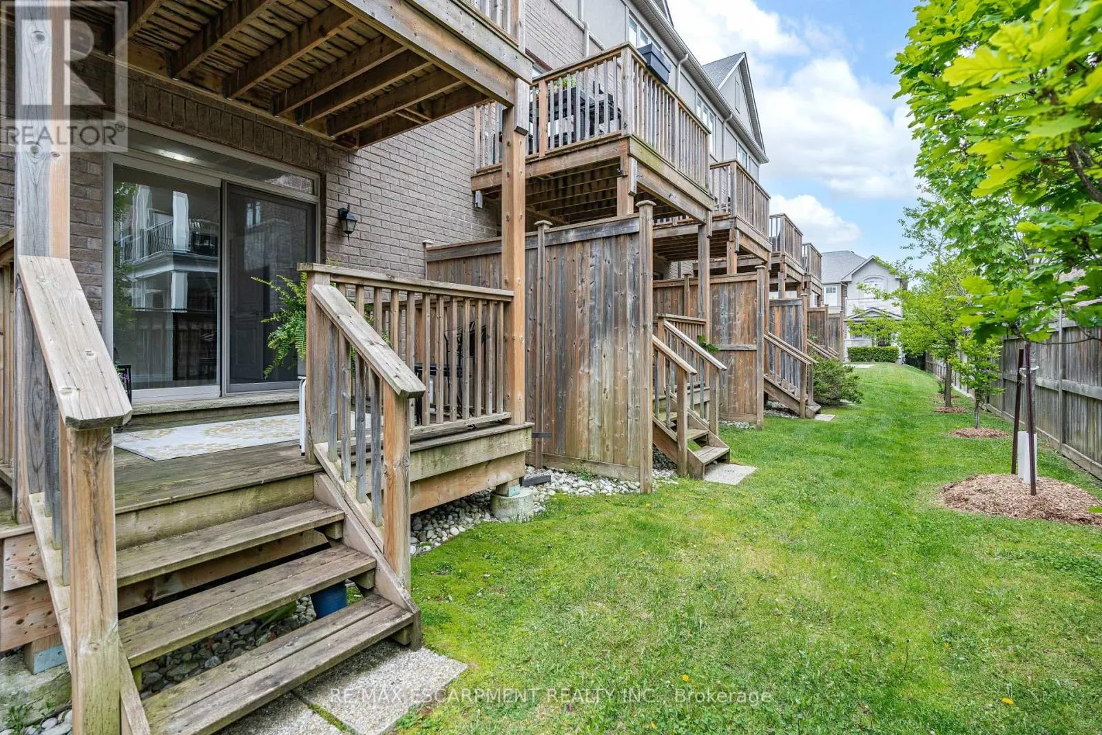 53 - 215 DUNDAS STREET E