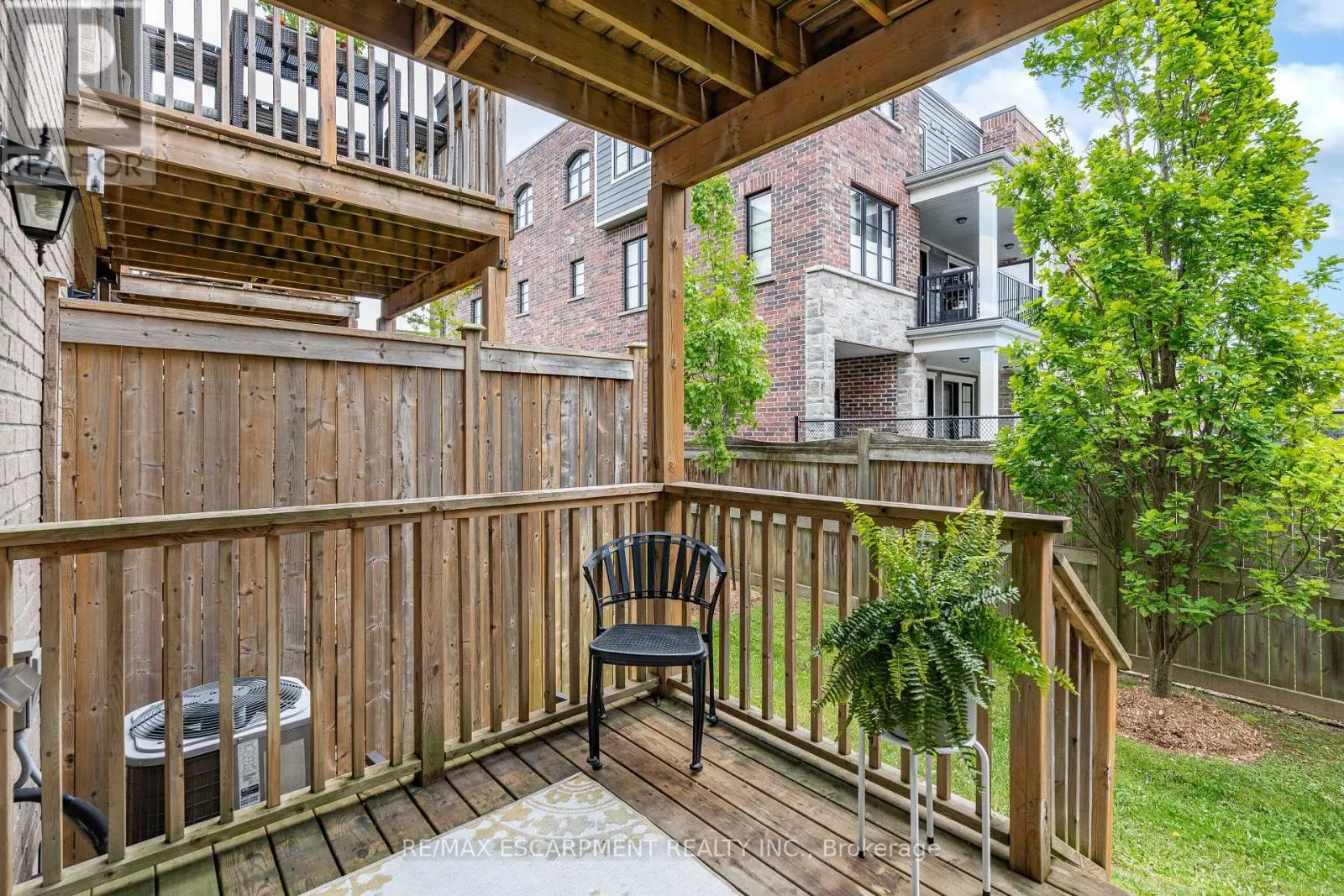 53 - 215 DUNDAS STREET E