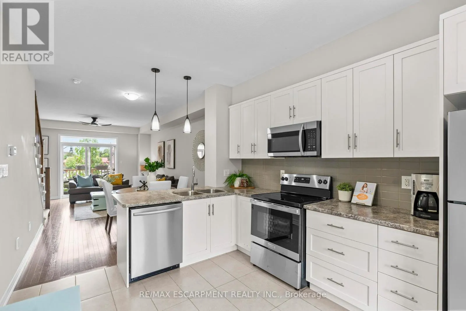 53 - 215 DUNDAS STREET E