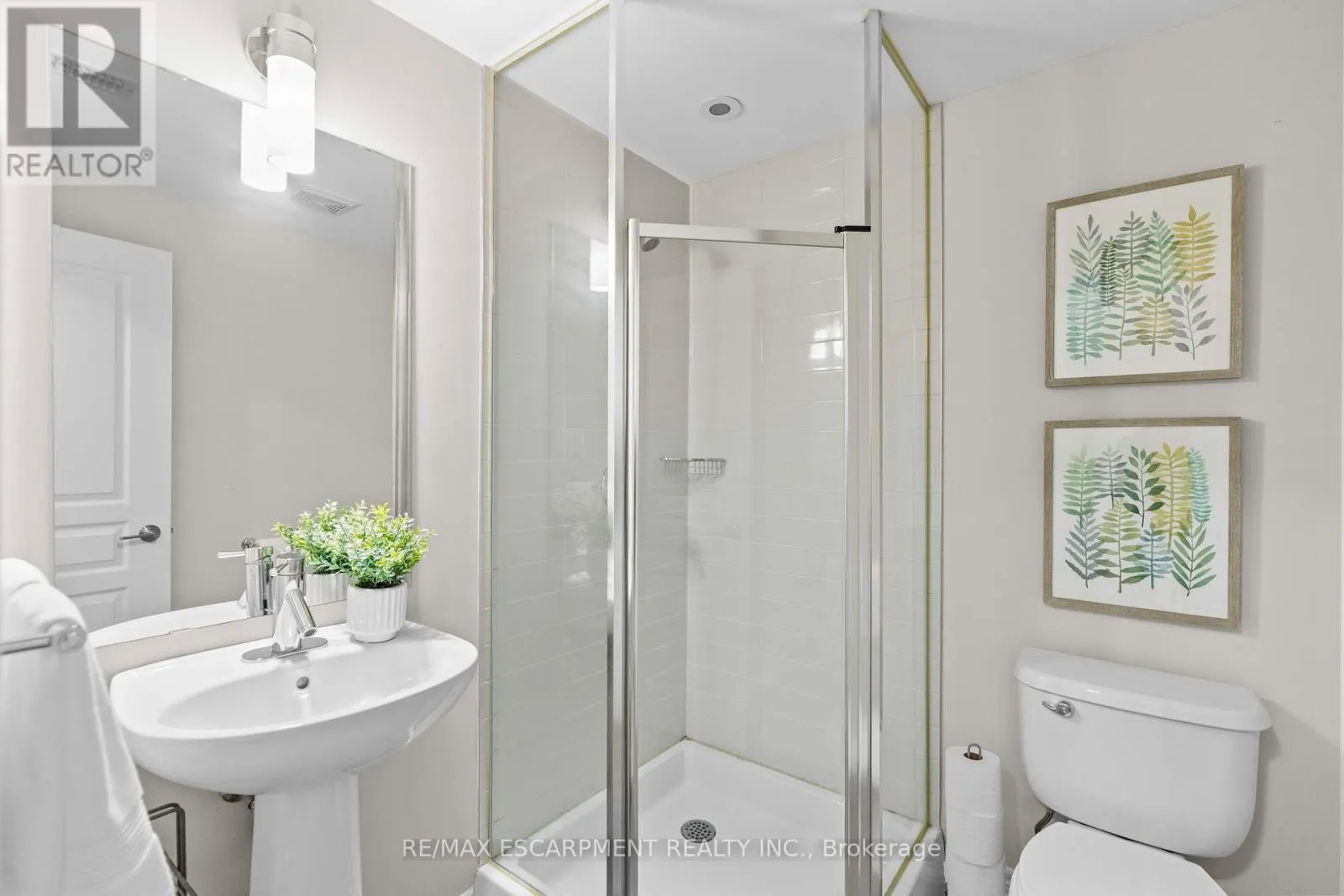 53 - 215 DUNDAS STREET E