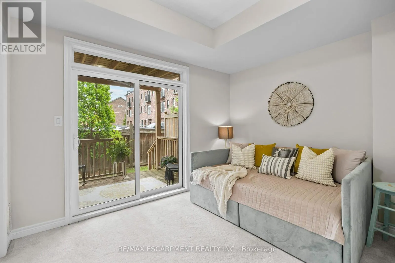 53 - 215 DUNDAS STREET E