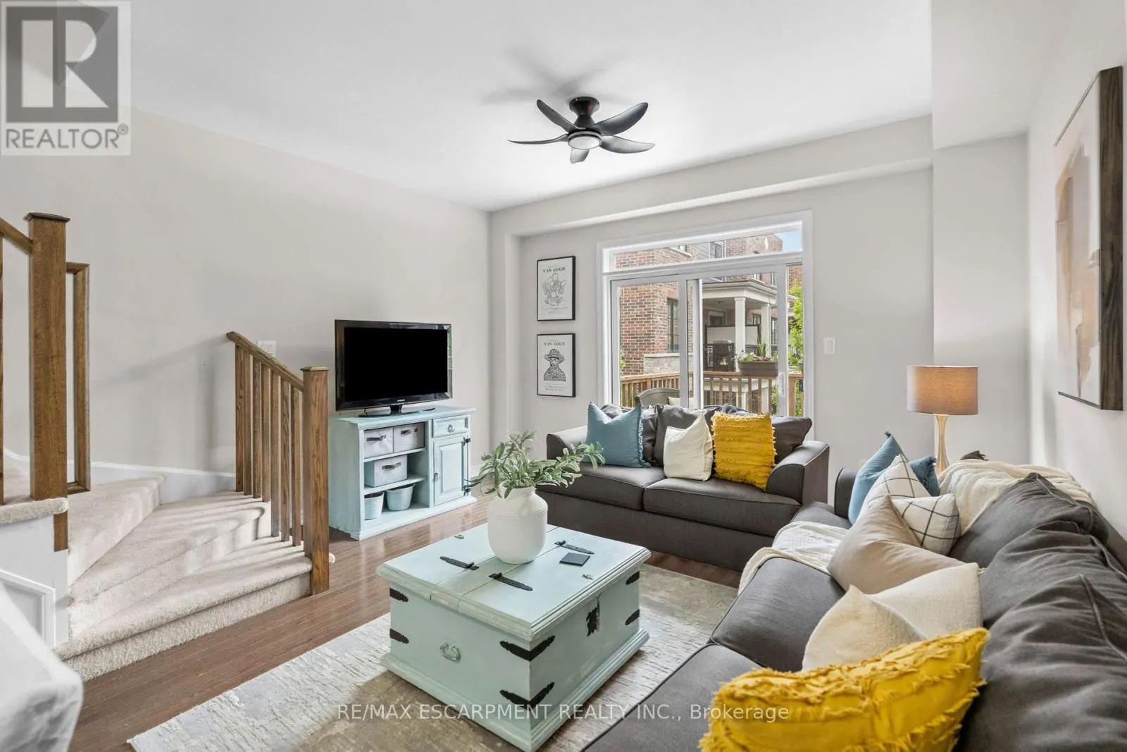 53 - 215 DUNDAS STREET E