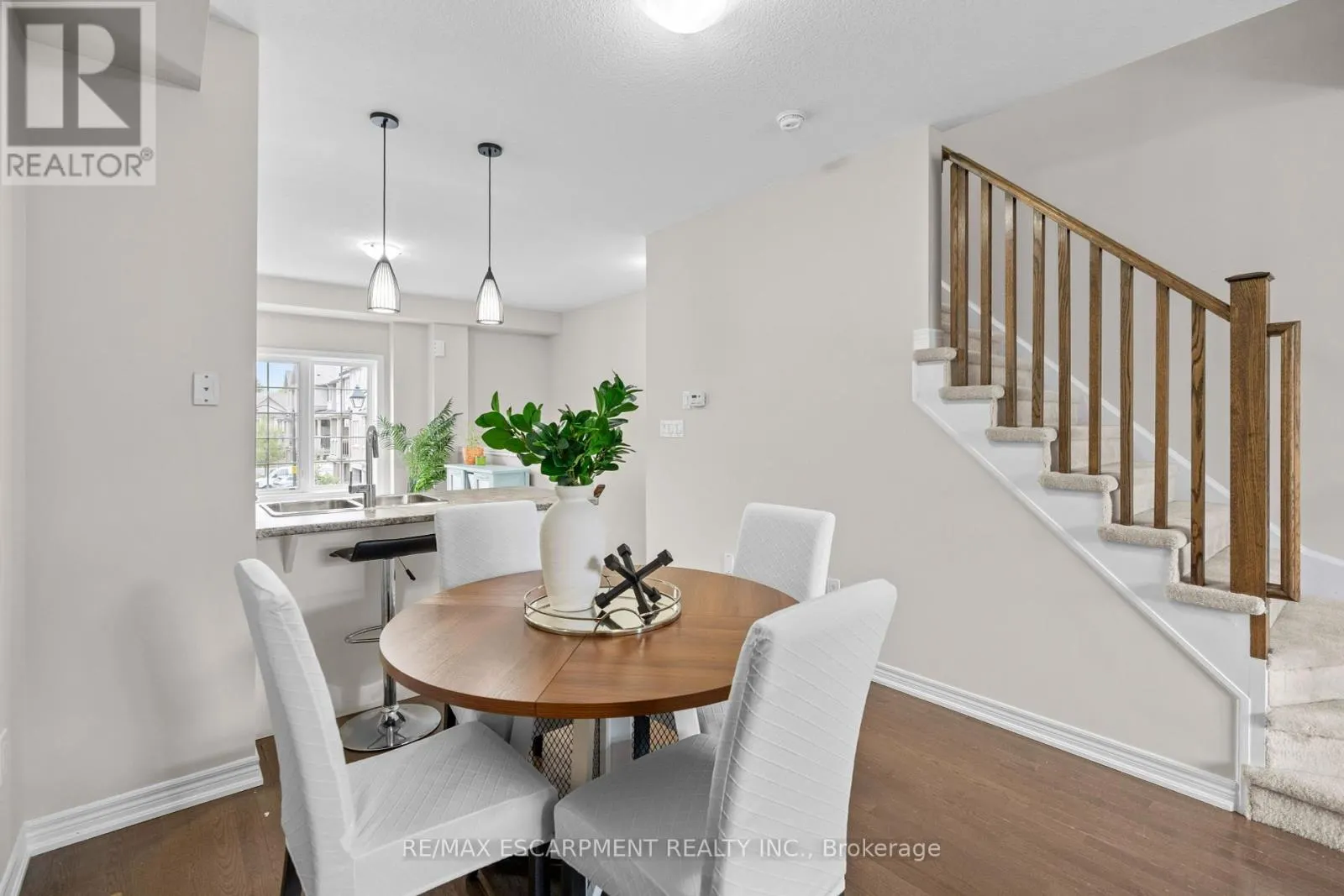 53 - 215 DUNDAS STREET E