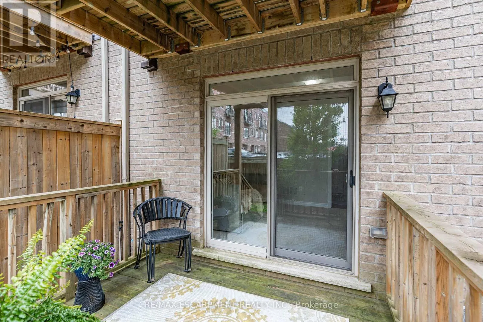 53 - 215 DUNDAS STREET E