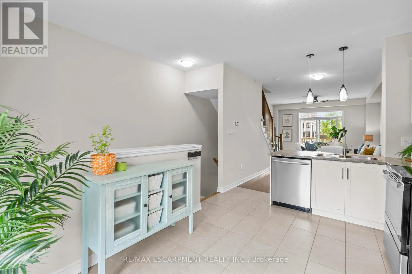 53 - 215 DUNDAS STREET E