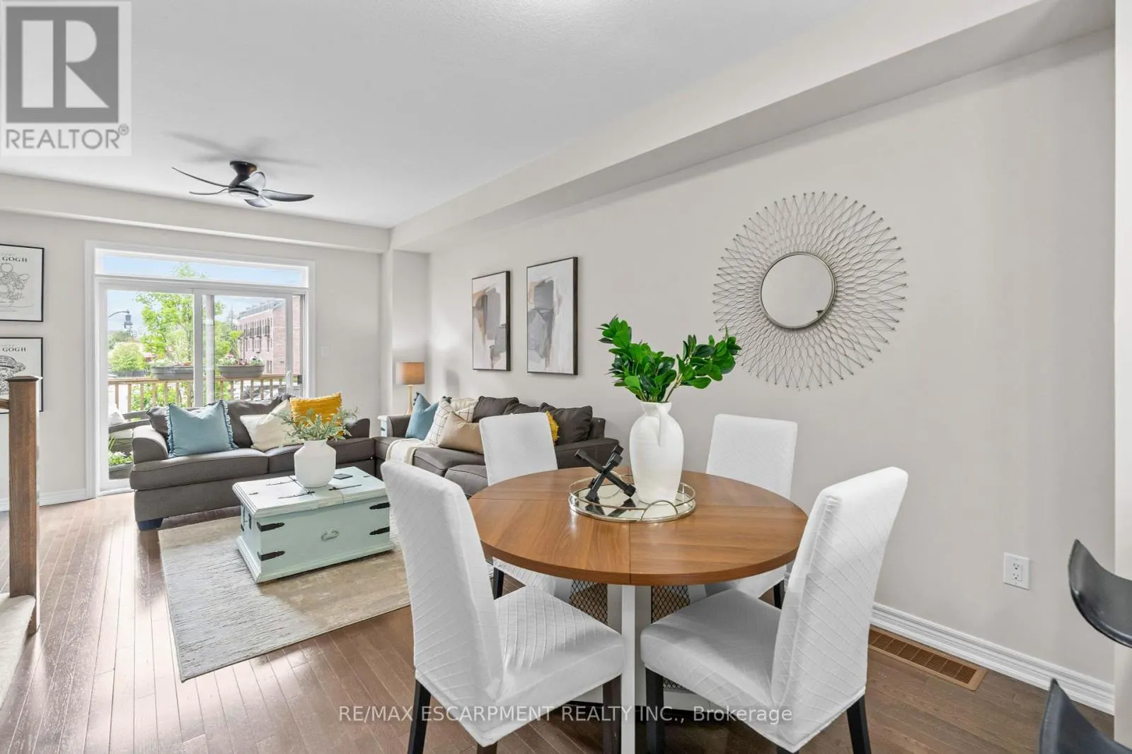 53 - 215 DUNDAS STREET E