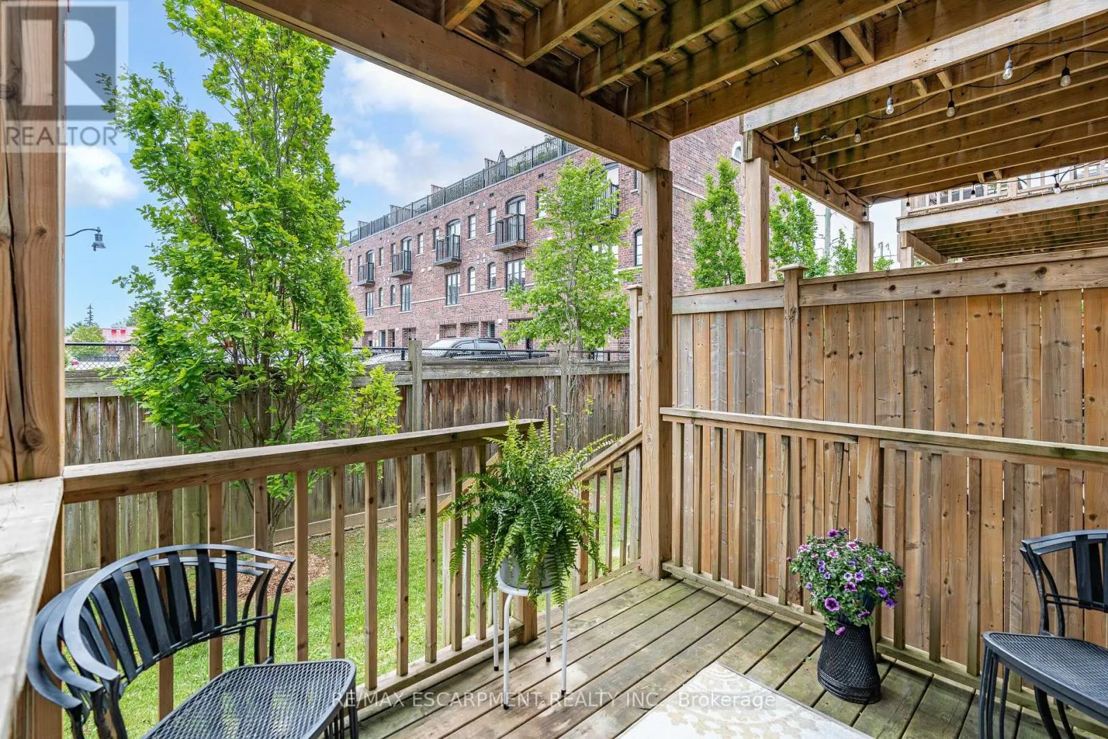 53 - 215 DUNDAS STREET E