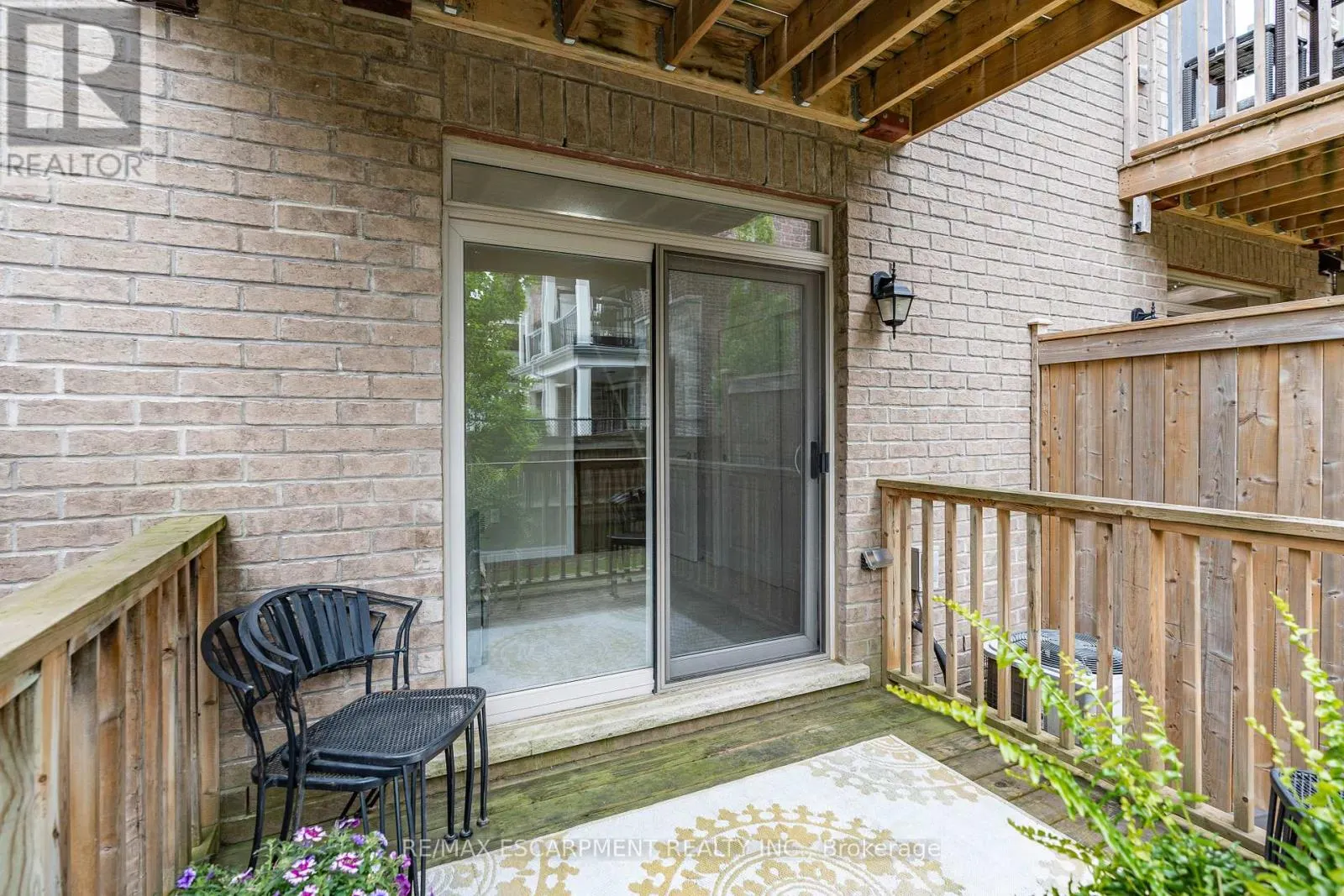 53 - 215 DUNDAS STREET E