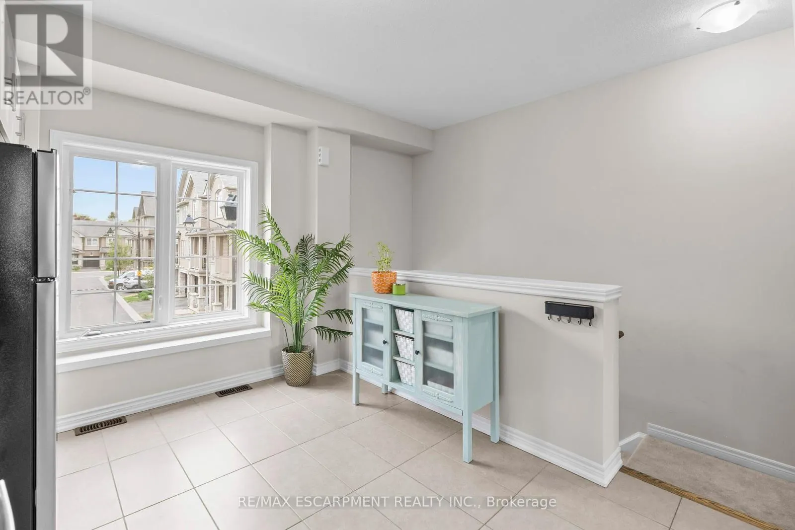 53 - 215 DUNDAS STREET E