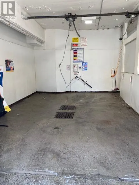 80 DUNDAS STREET E