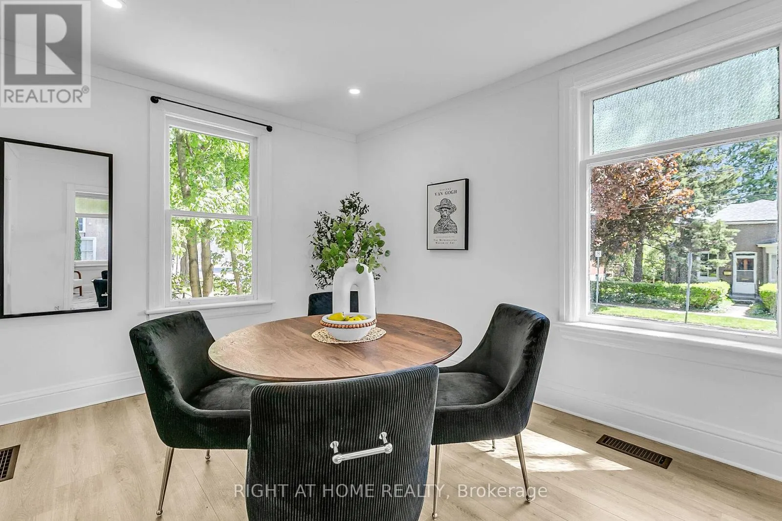 36 SURREY STREET W