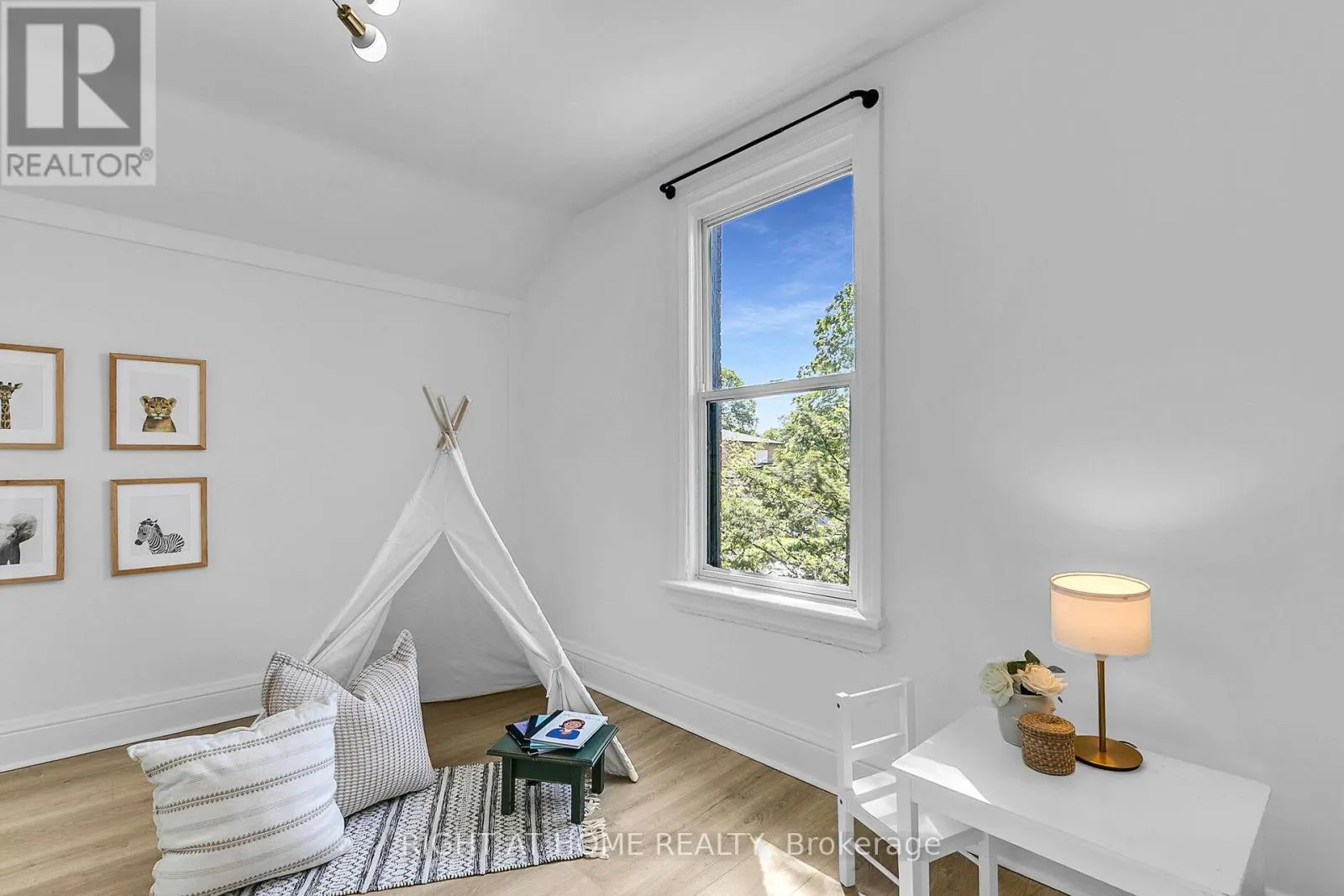 36 SURREY STREET W