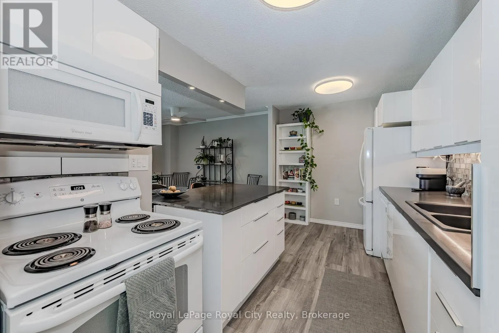 207 - 19 WOODLAWN ROAD E, #207