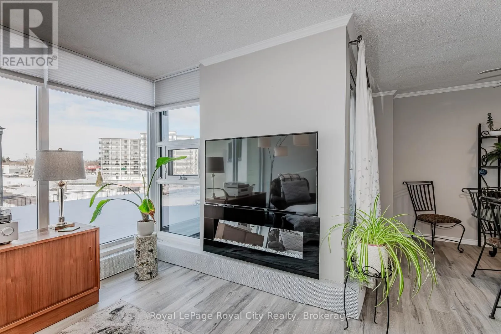 207 - 19 WOODLAWN ROAD E, #207