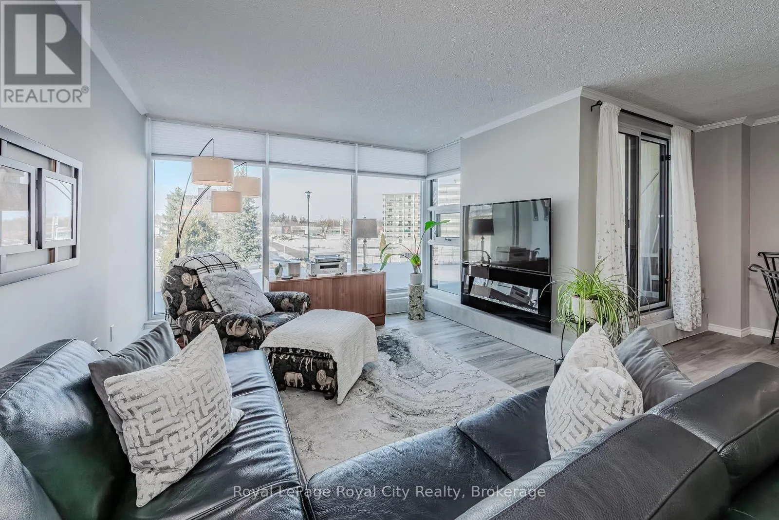 207 - 19 WOODLAWN ROAD E, #207