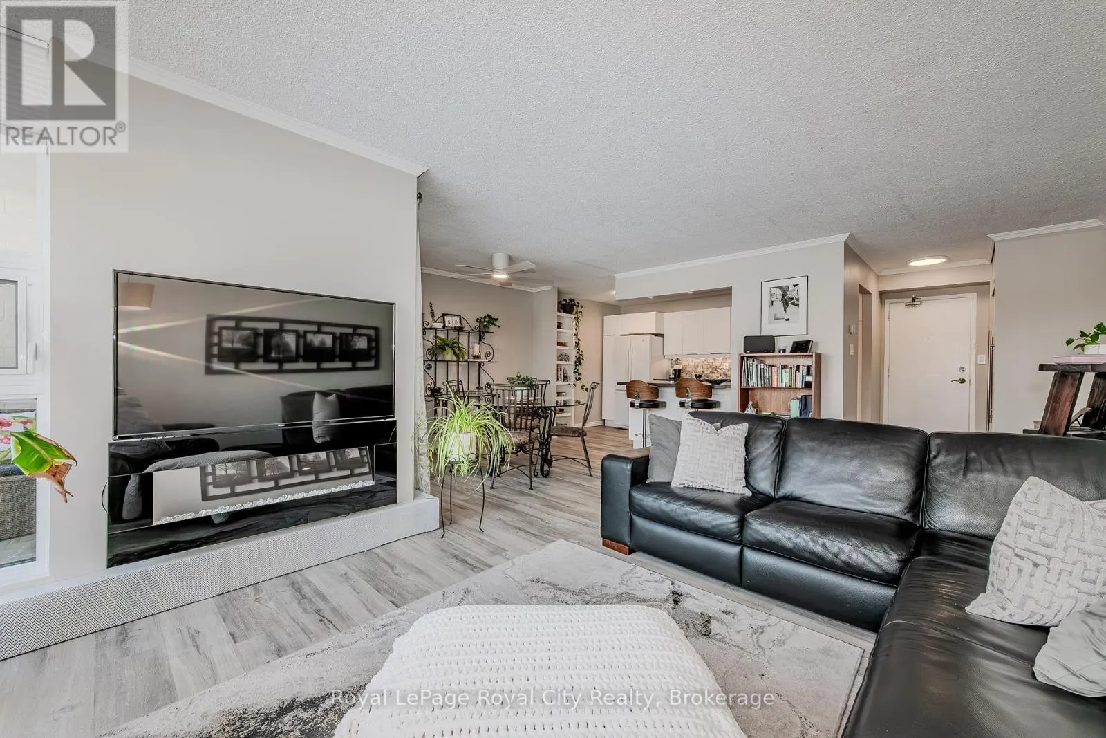 207 - 19 WOODLAWN ROAD E, #207