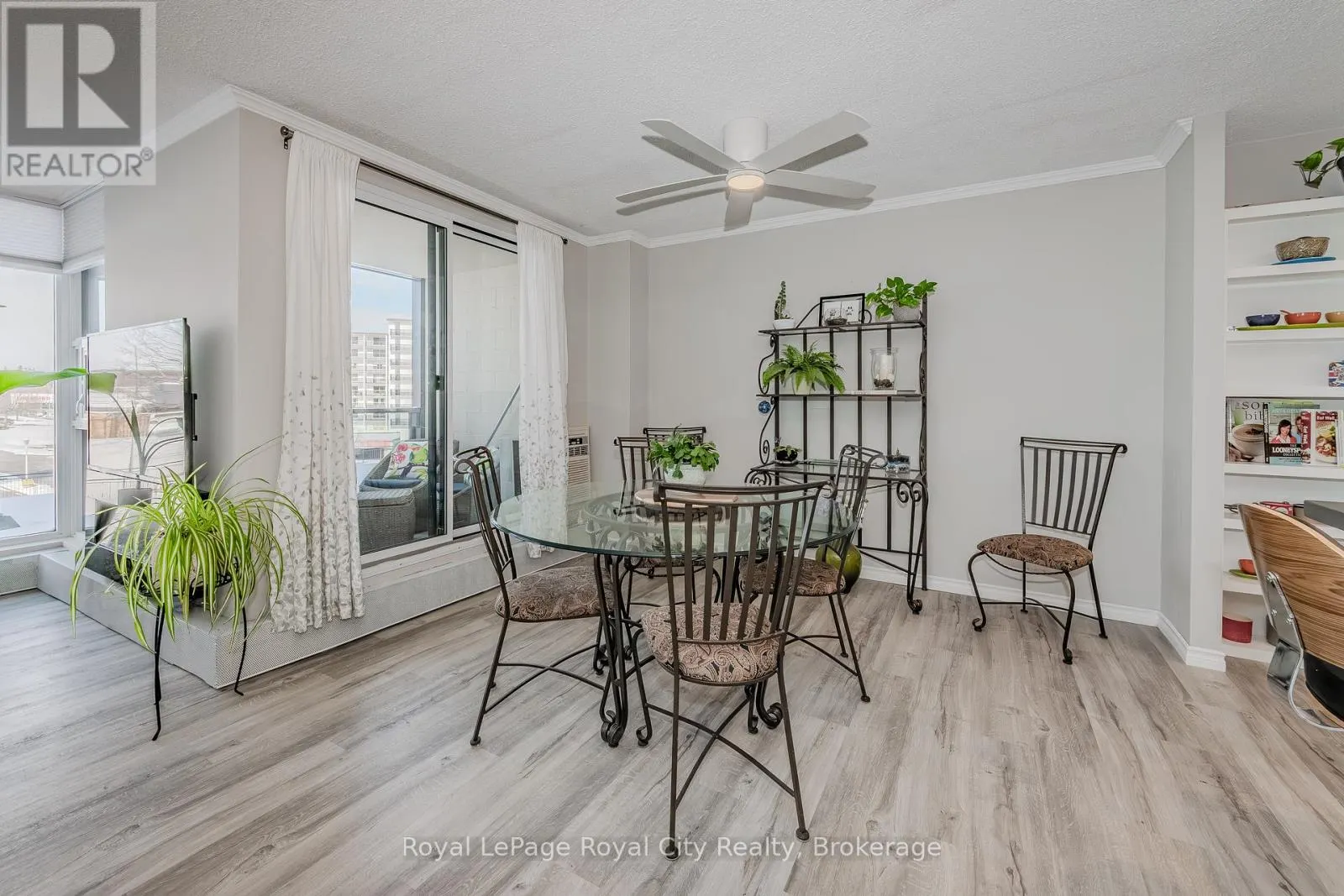 207 - 19 WOODLAWN ROAD E, #207