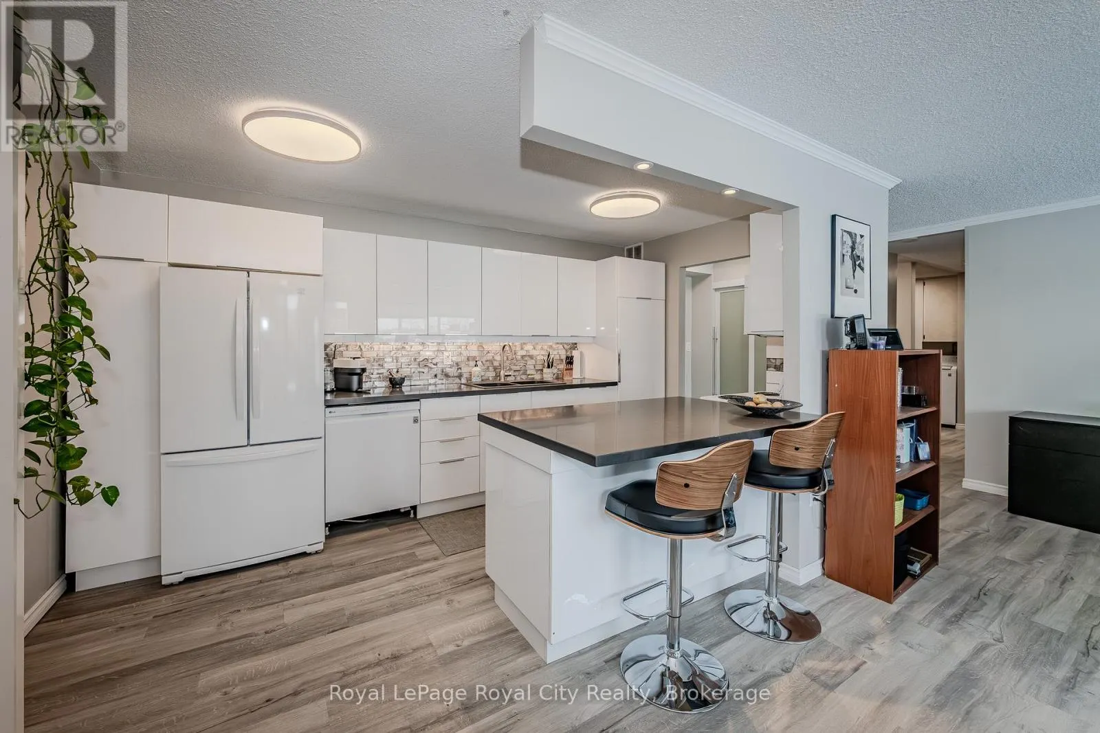 207 - 19 WOODLAWN ROAD E, #207
