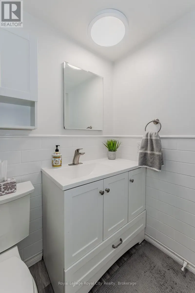 207 - 19 WOODLAWN ROAD E, #207