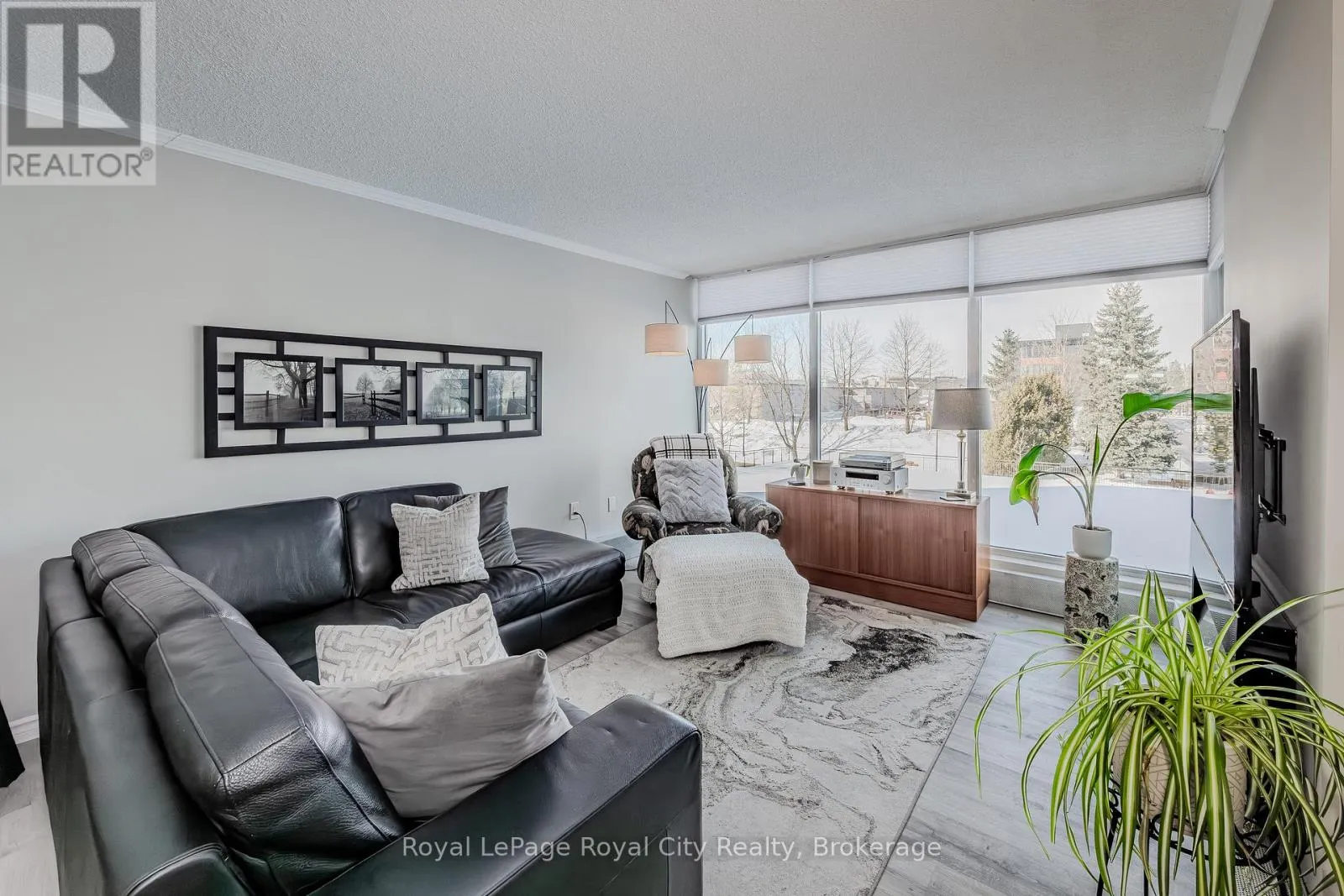 207 - 19 WOODLAWN ROAD E, #207