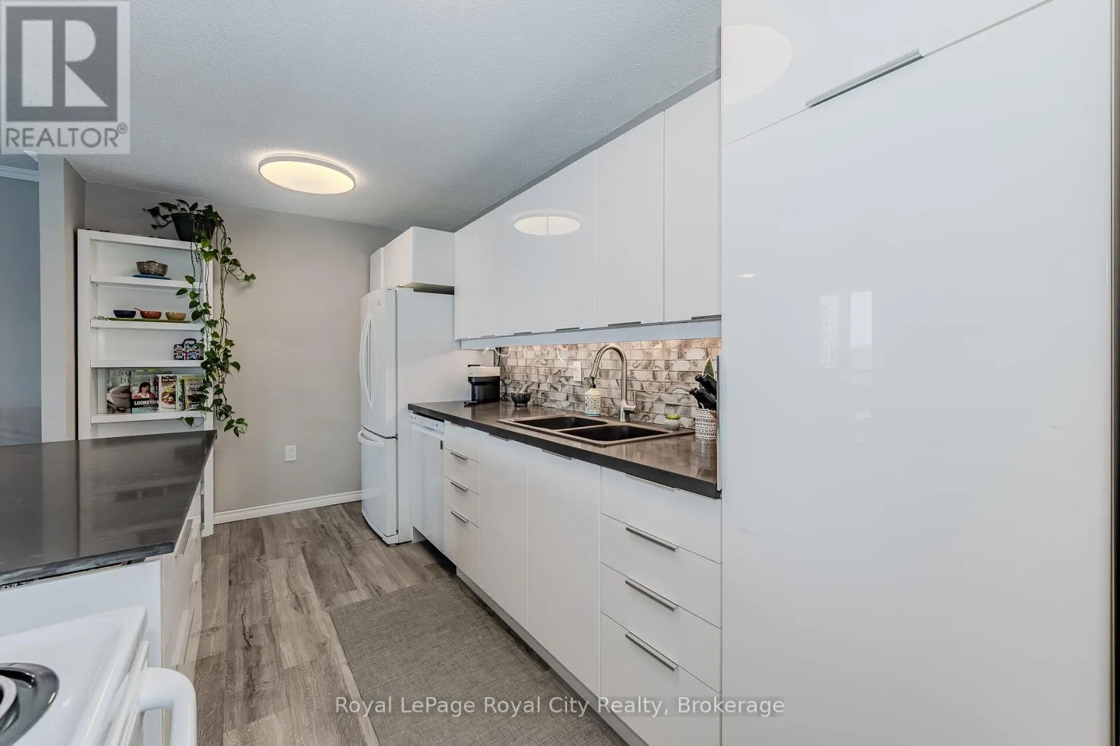 207 - 19 WOODLAWN ROAD E, #207