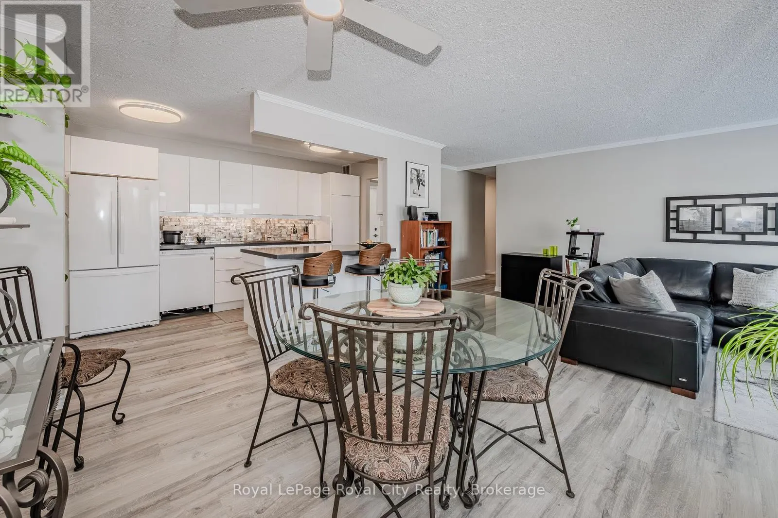 207 - 19 WOODLAWN ROAD E, #207