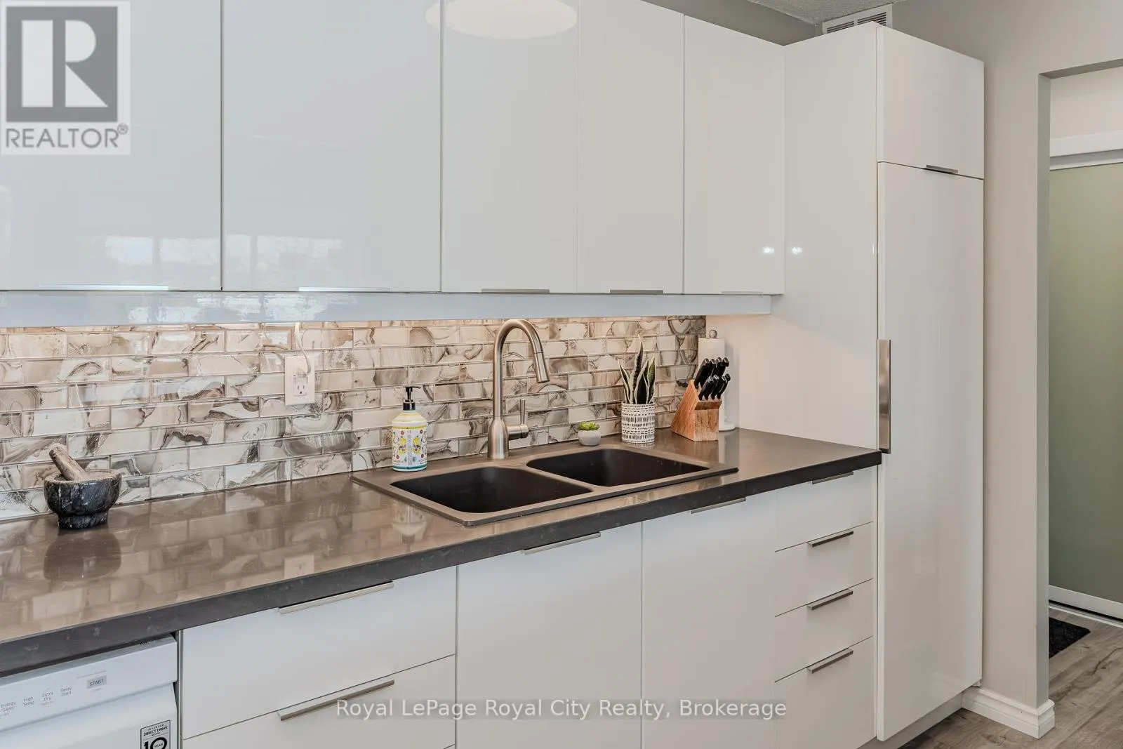 207 - 19 WOODLAWN ROAD E, #207