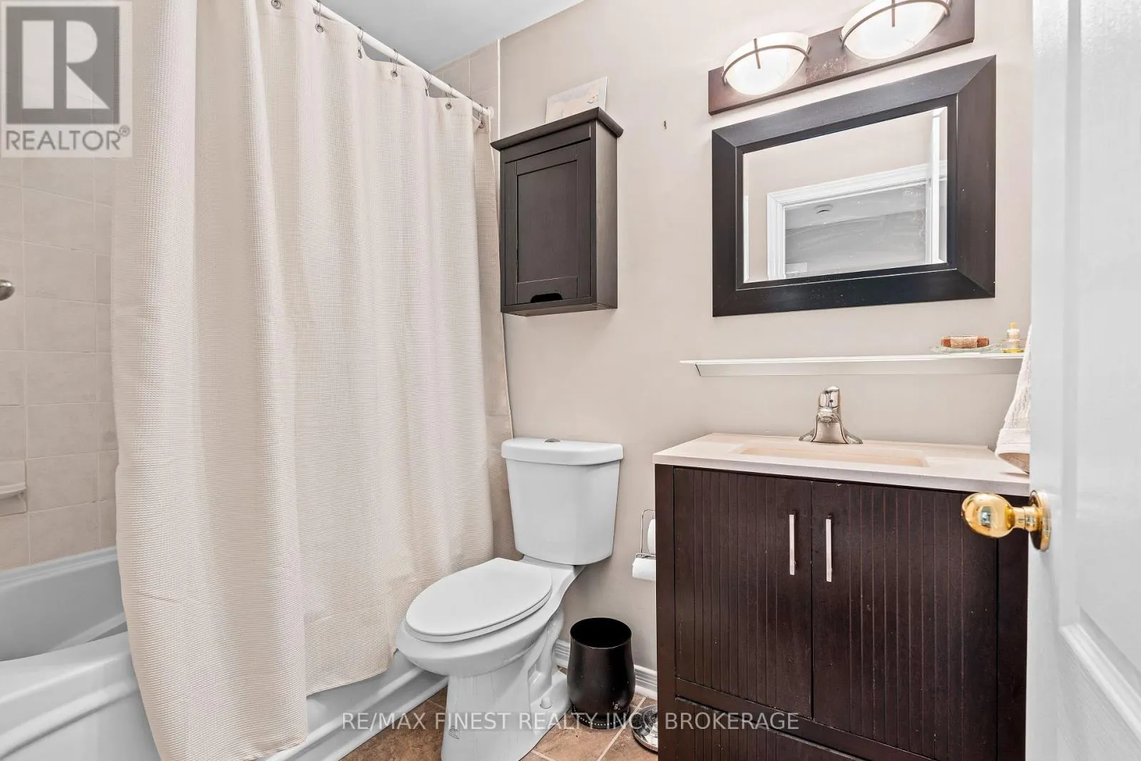 24 - 4427 BATH ROAD, #24