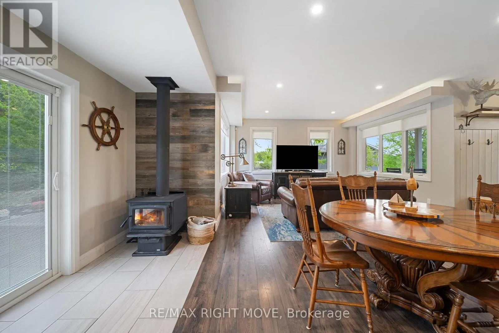 1432 HONEY HARBOUR ROAD