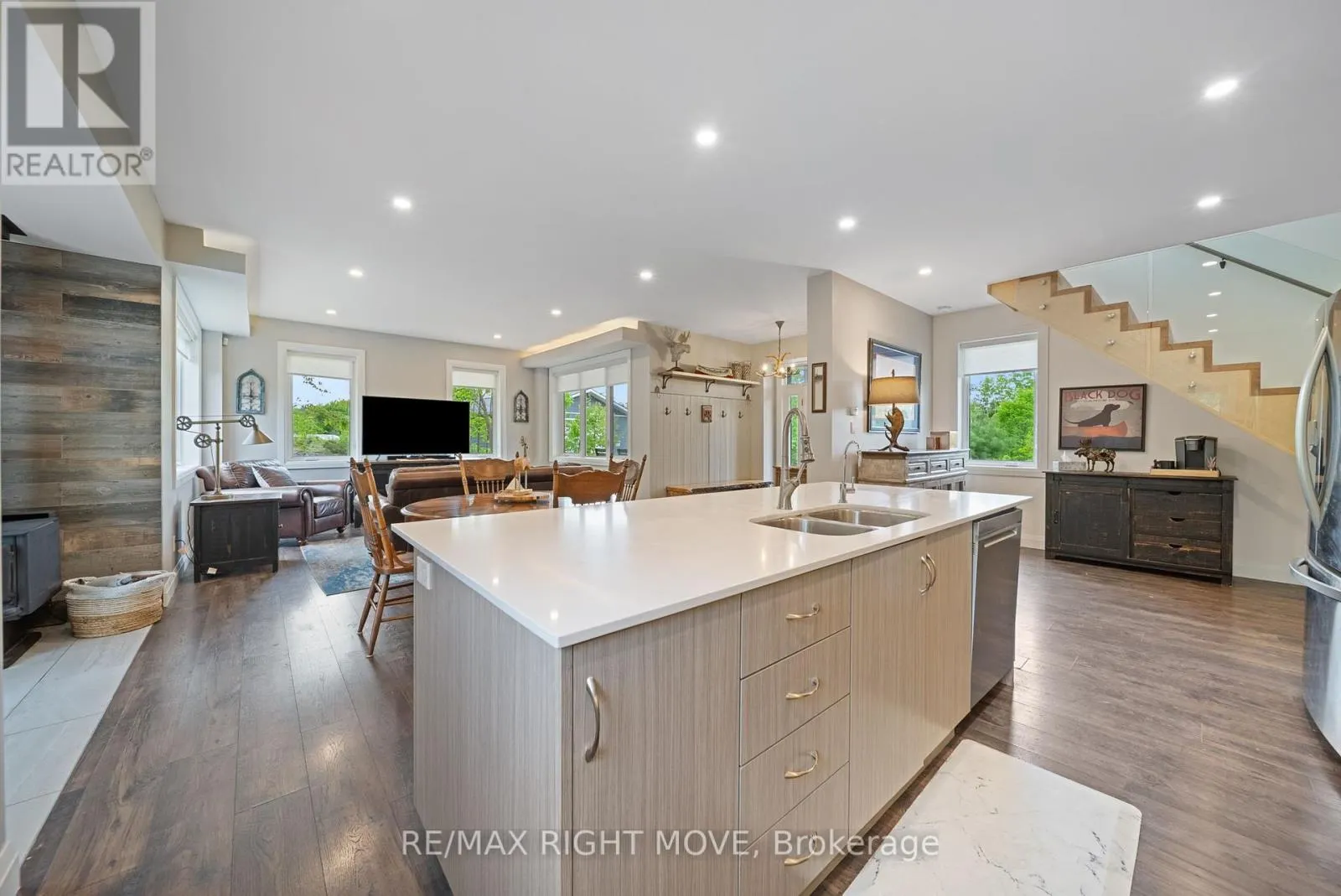 1432 HONEY HARBOUR ROAD