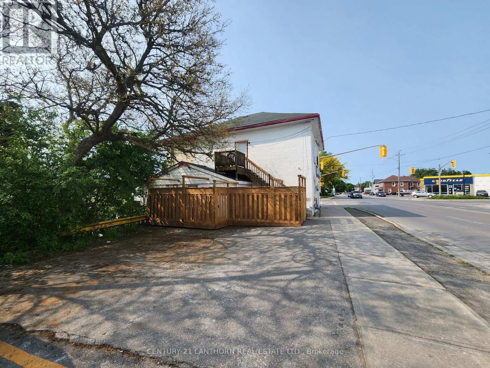 1 MOIRA STREET E