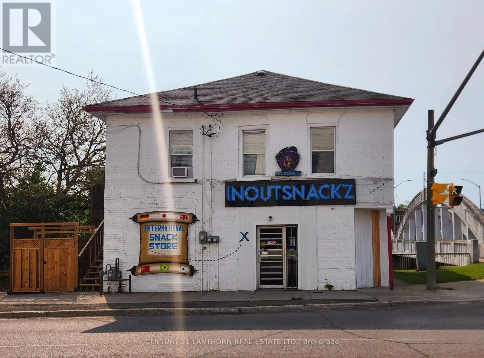 1 MOIRA STREET E