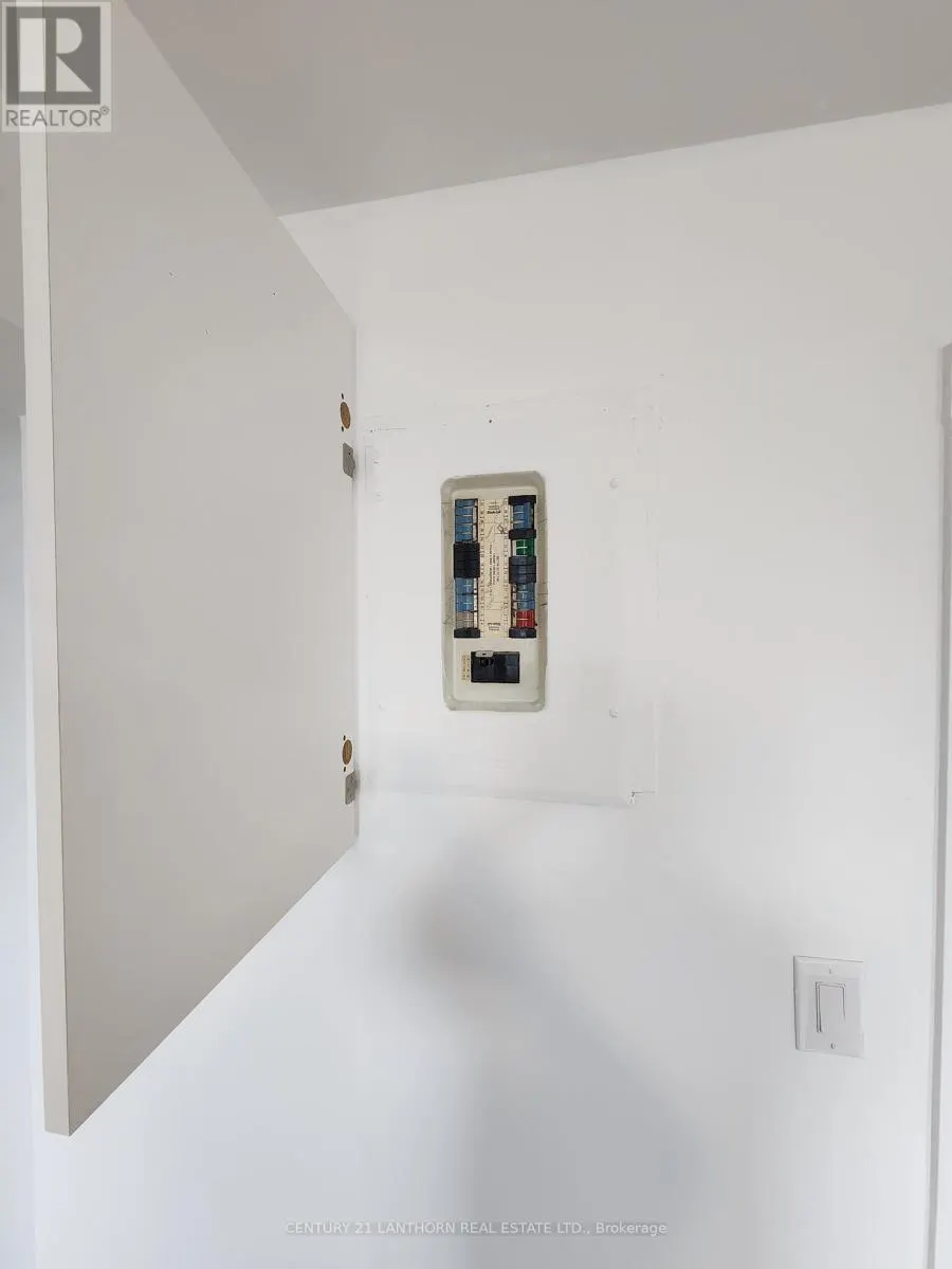 1 MOIRA STREET E