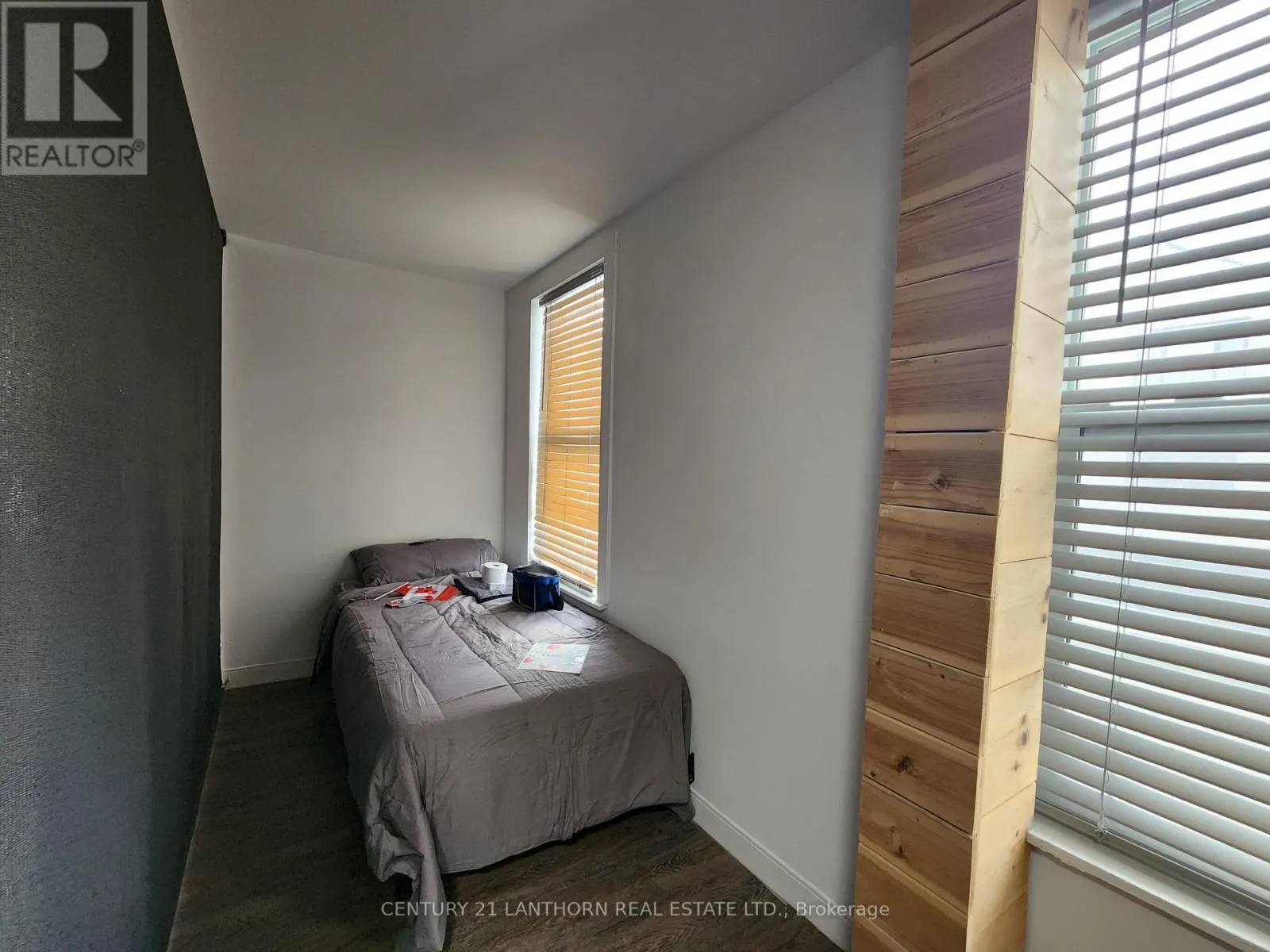 1 MOIRA STREET E