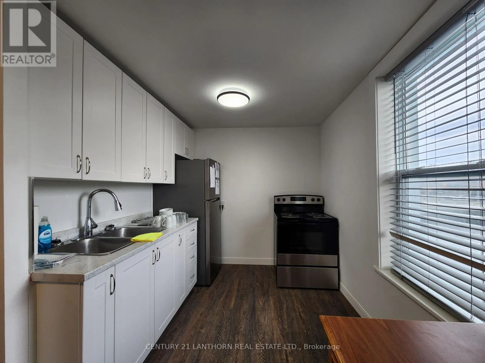 1 MOIRA STREET E