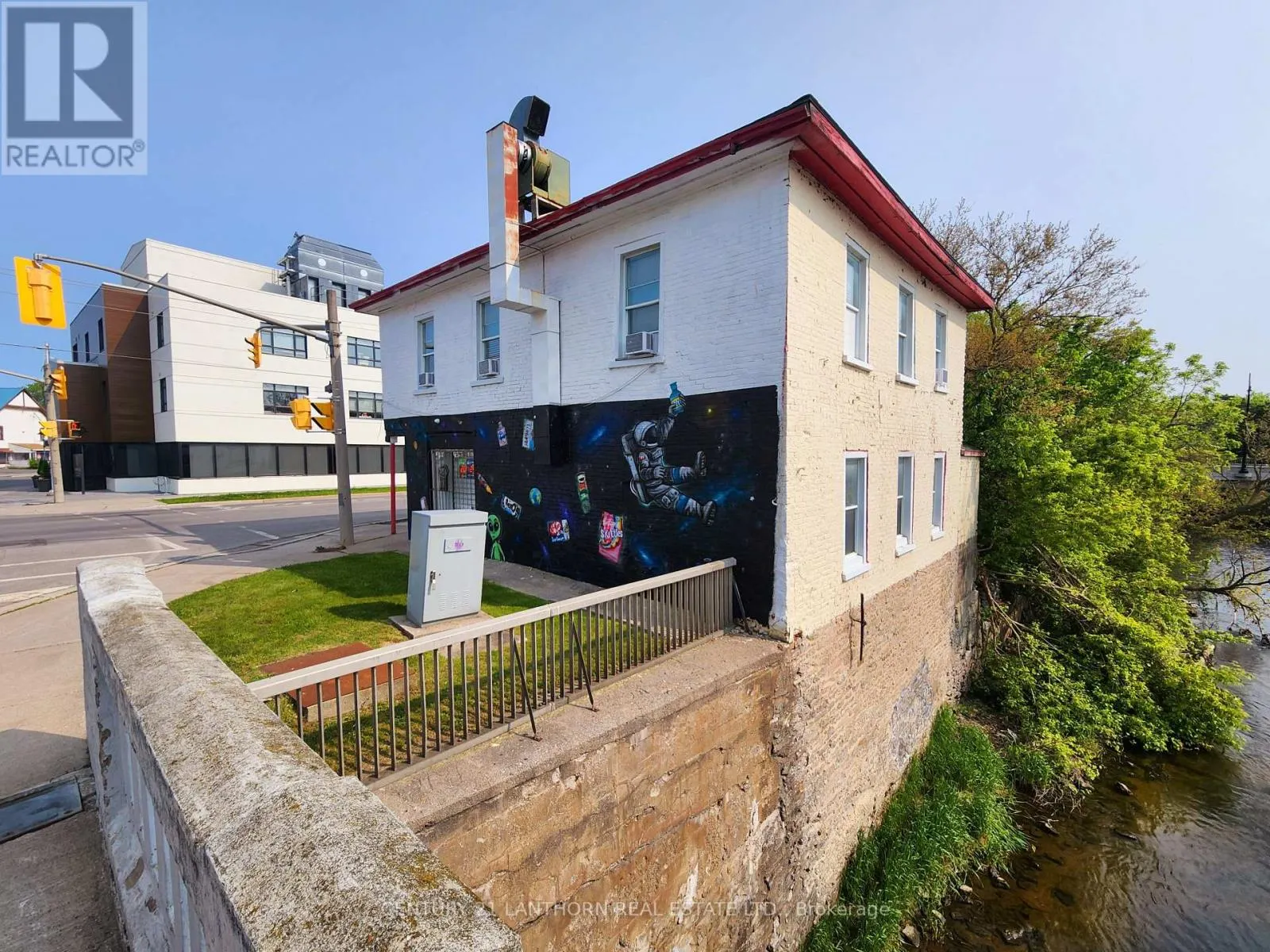 1 MOIRA STREET E