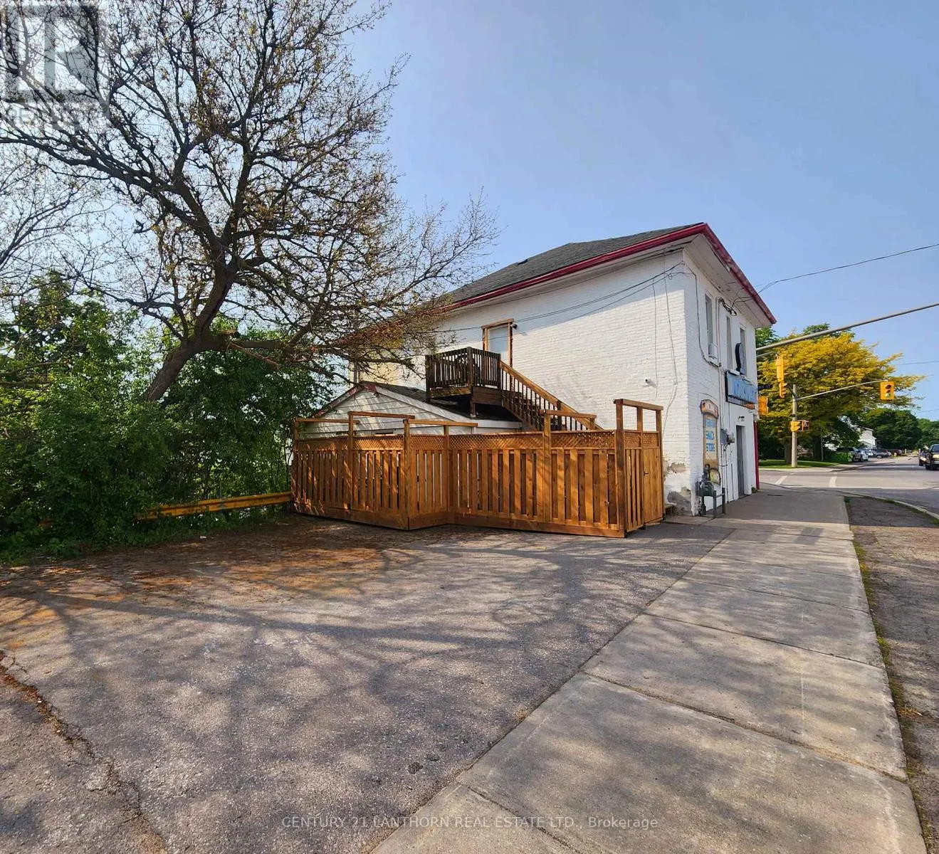 1 MOIRA STREET E
