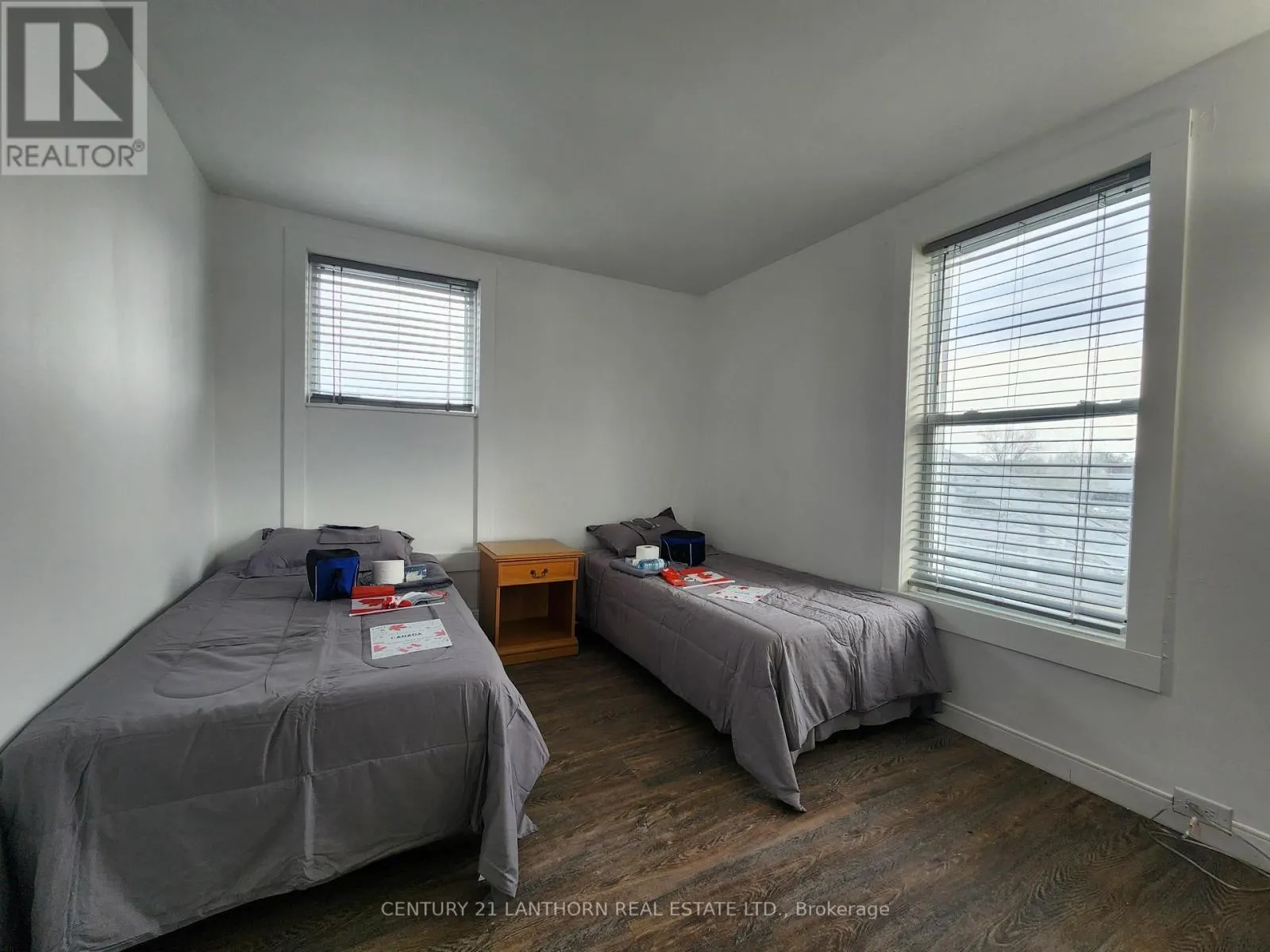 1 MOIRA STREET E