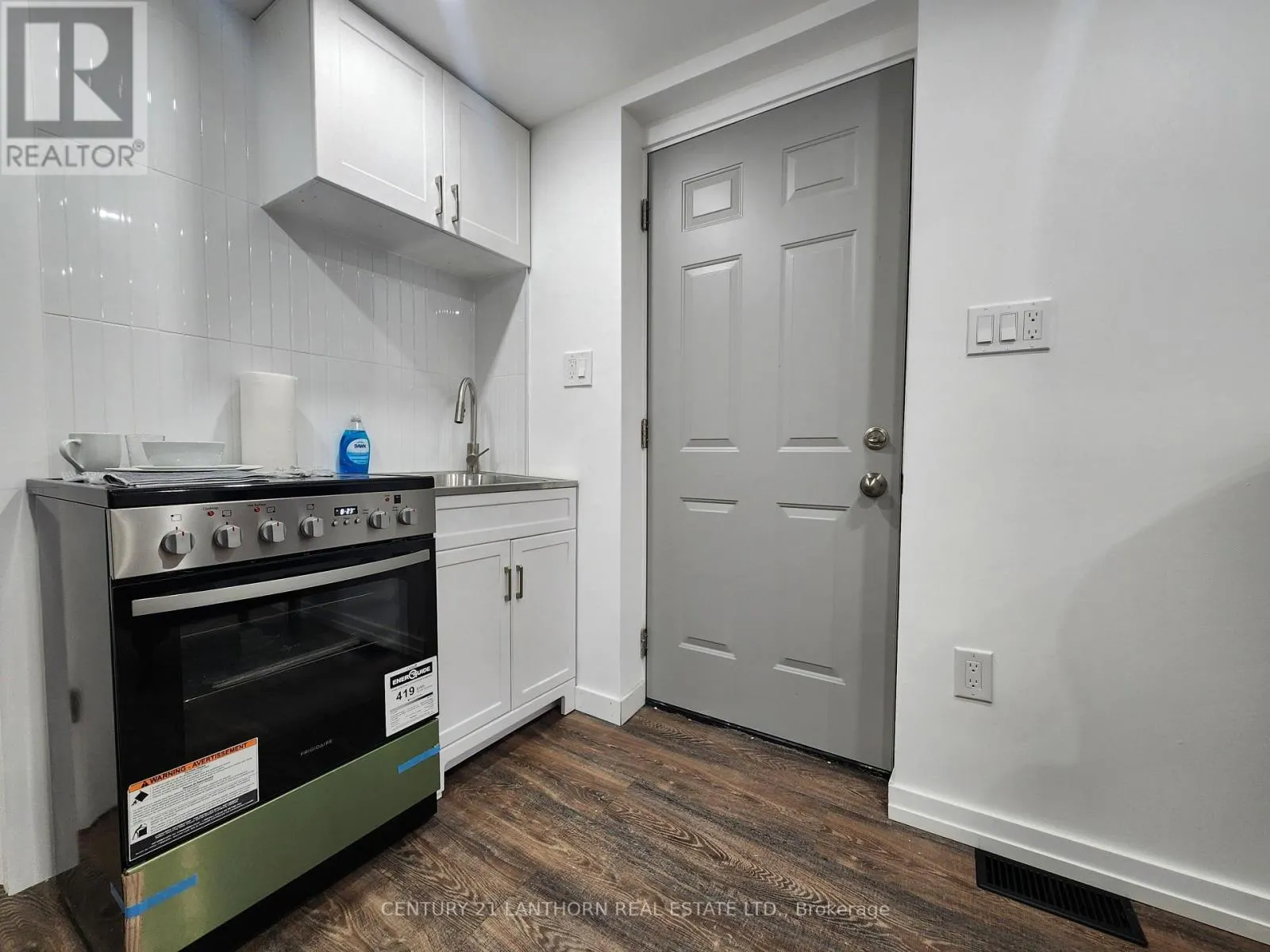 1 MOIRA STREET E