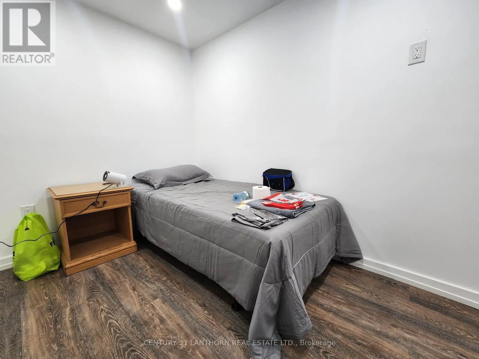 1 MOIRA STREET E
