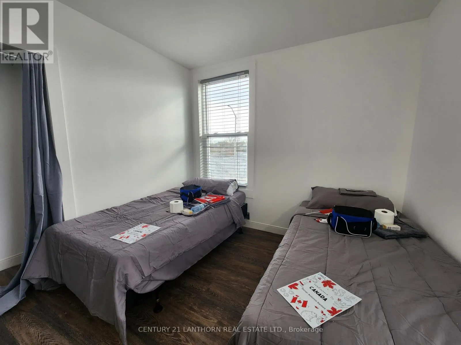 1 MOIRA STREET E