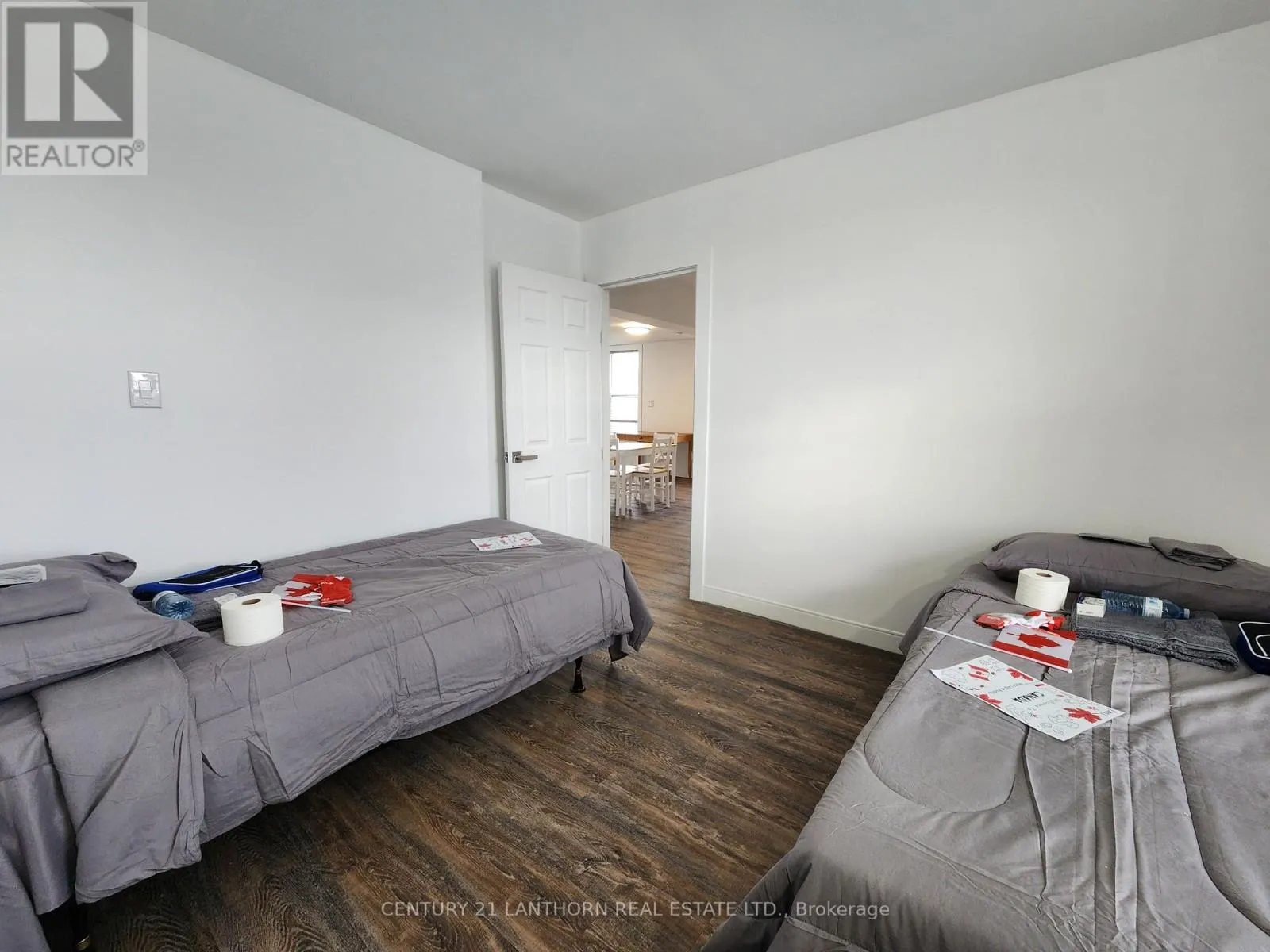 1 MOIRA STREET E