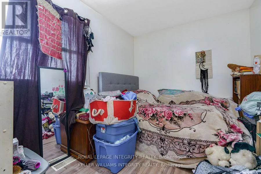1204-1206 CASWELL CRESCENT