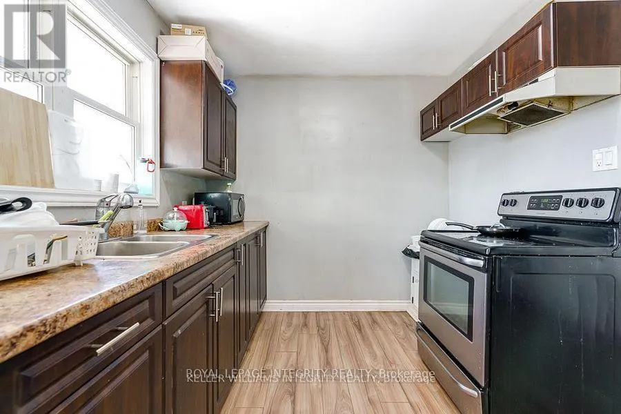 1204-1206 CASWELL CRESCENT
