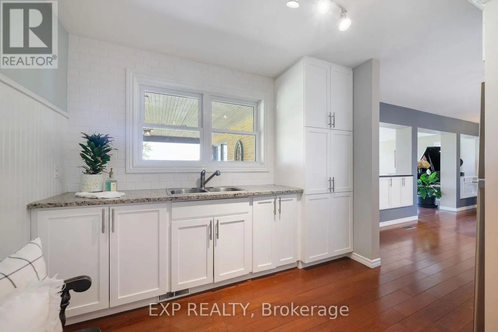 519 LAKESHORE ROAD
